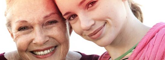 Imagem de uma mulher madura ao lado de uma jovem. A imagem ilustra a história da marca o.b.® e a forma como ajudámos a melhorar a qualidade de vida das mulheres durante mais de 60 anos.
